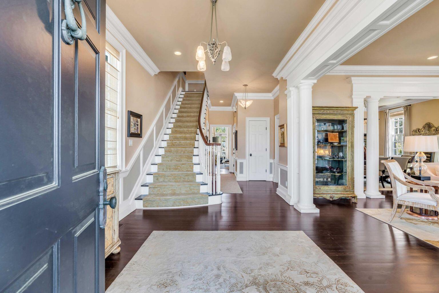 Image 4: Foyer