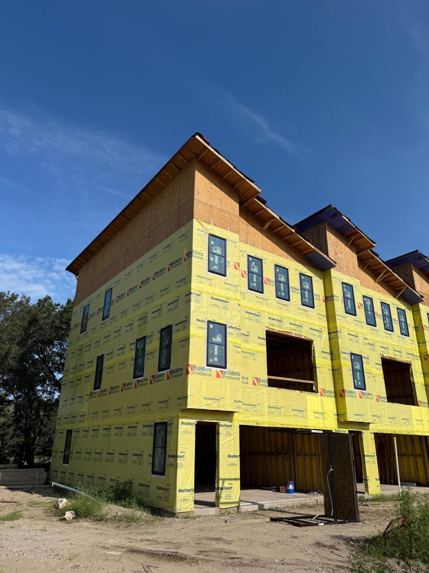 Image 4: View of 826