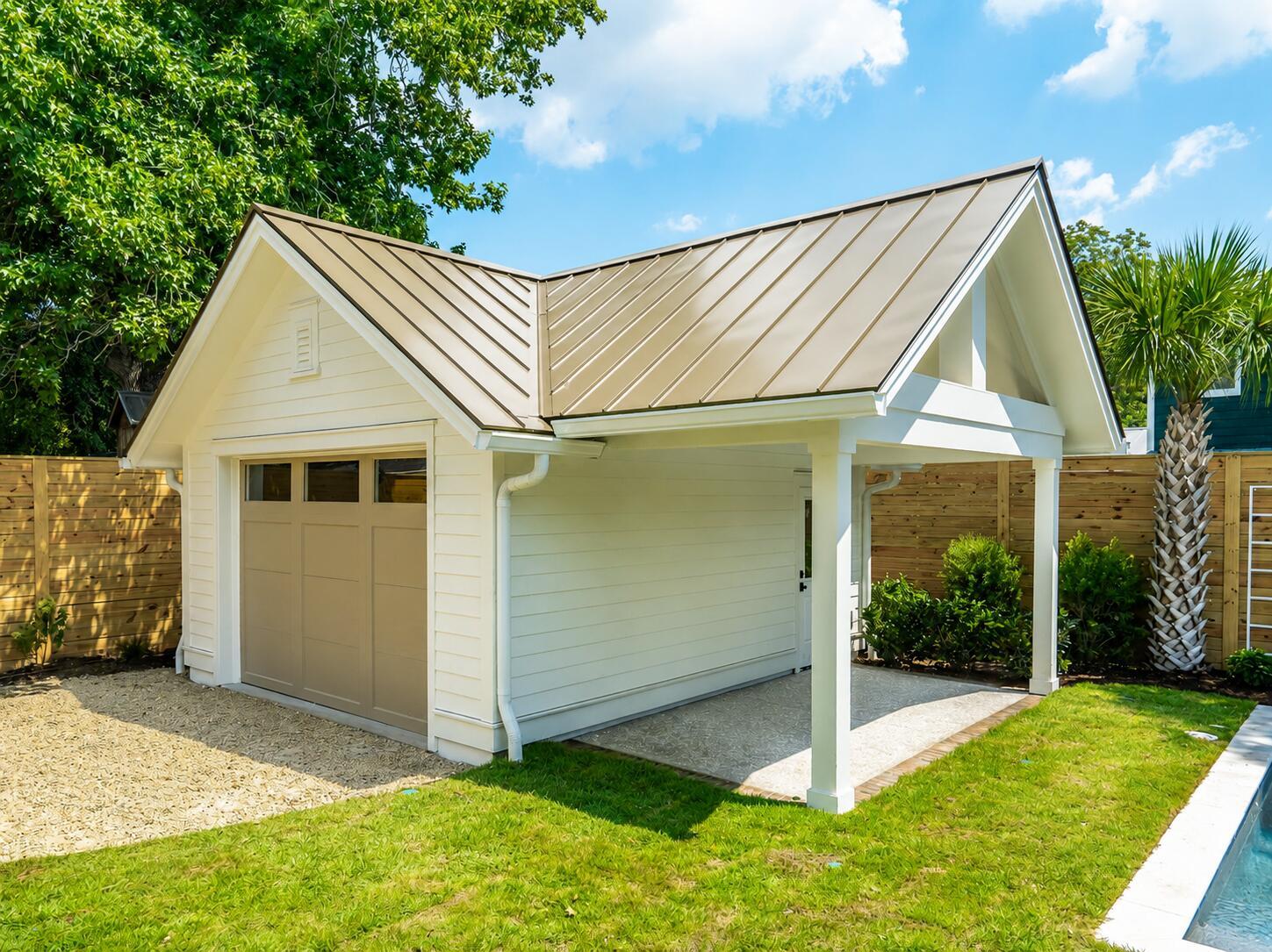 Image 4: garage