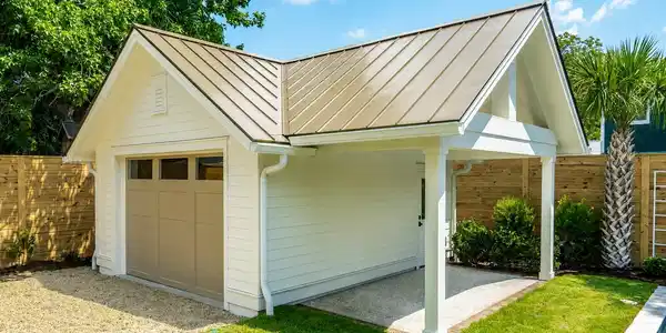 Image 4: garage