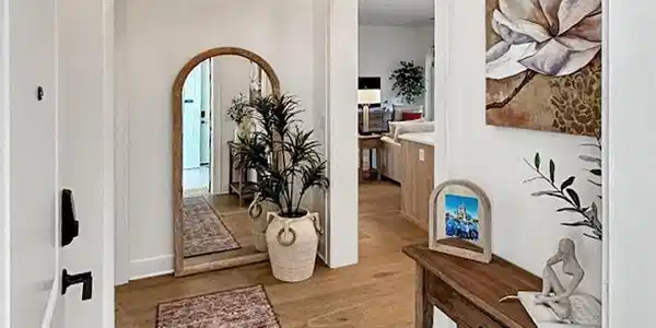 Image 2: 2 Foyer