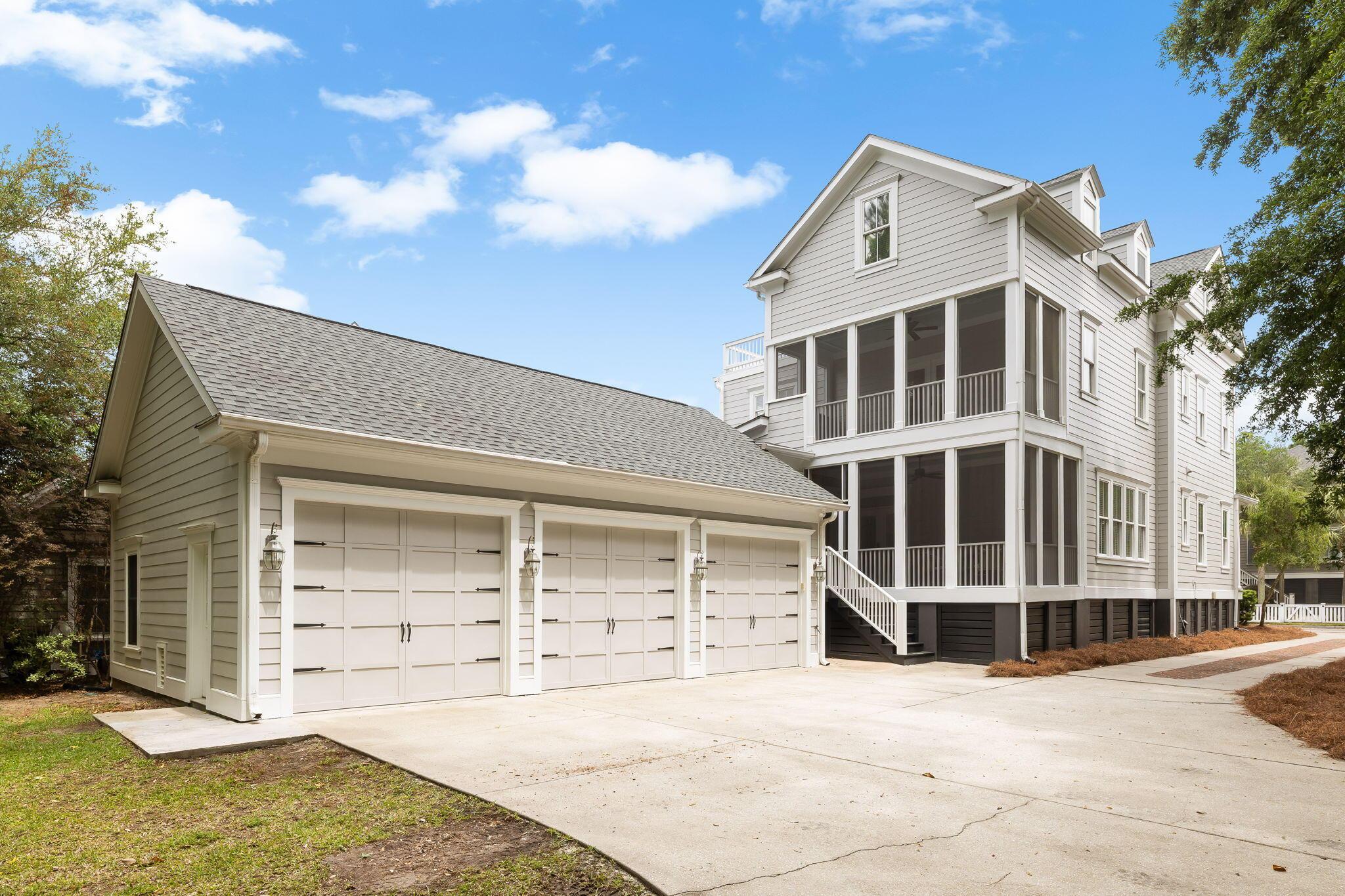 Image 2: Oversized 3 Car Garage