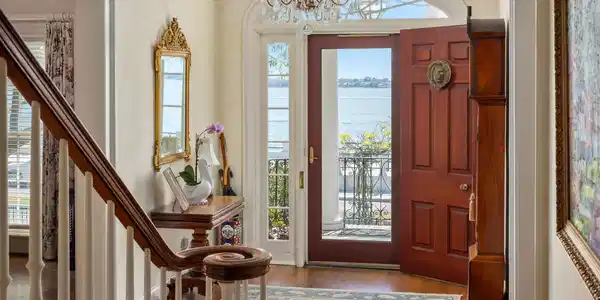 Image 4: Foyer