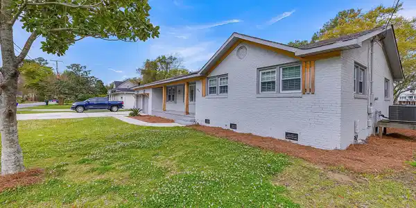 Image 3: 764 Creekside Dr