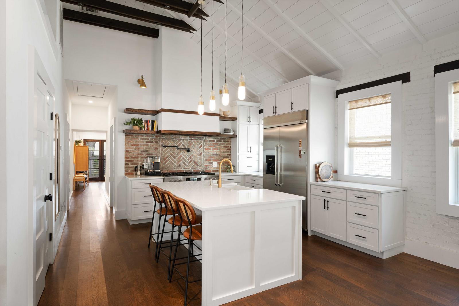 Image 3: Kitchen