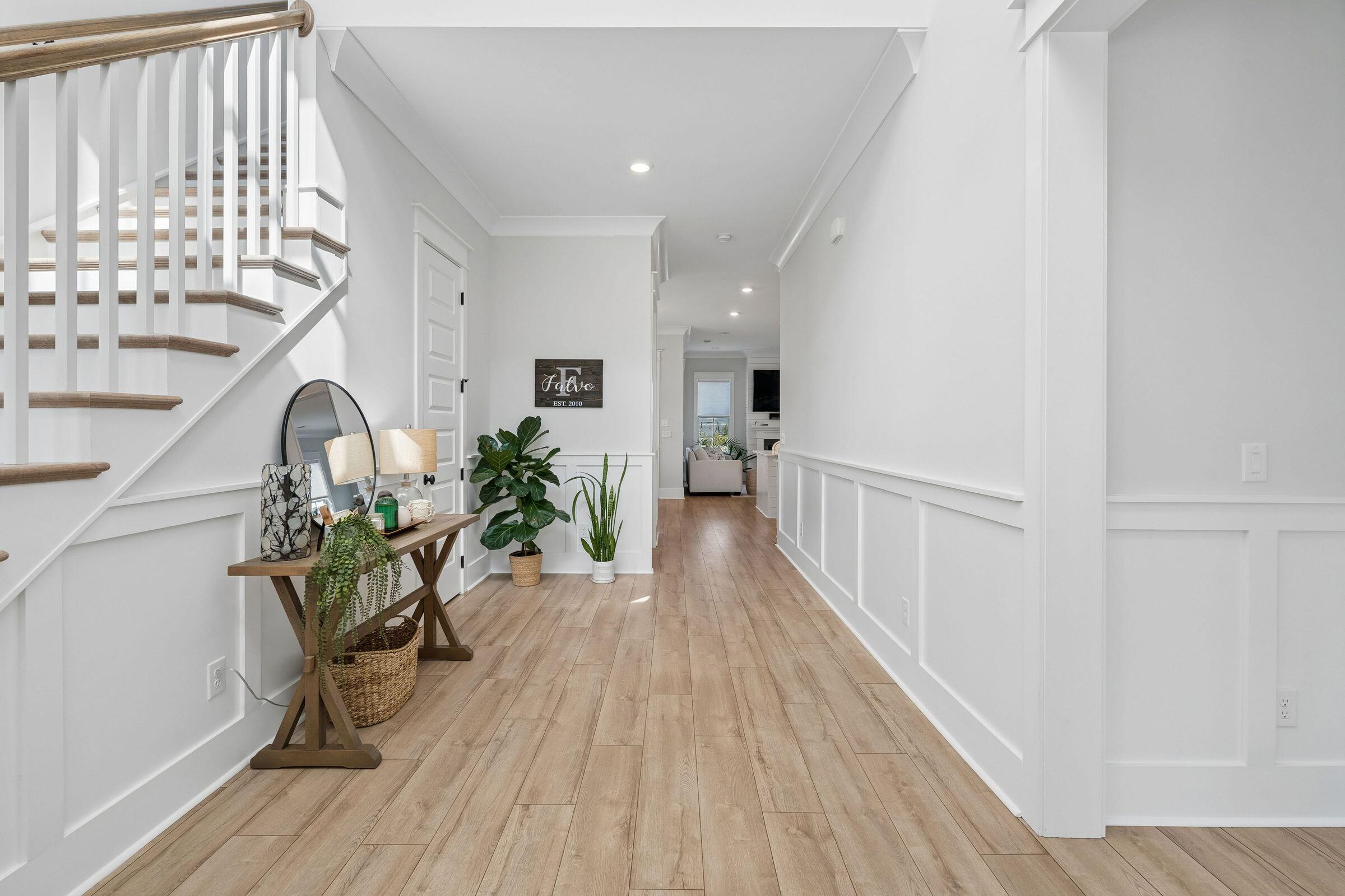 Image 4: Foyer, Elevated Ceilings