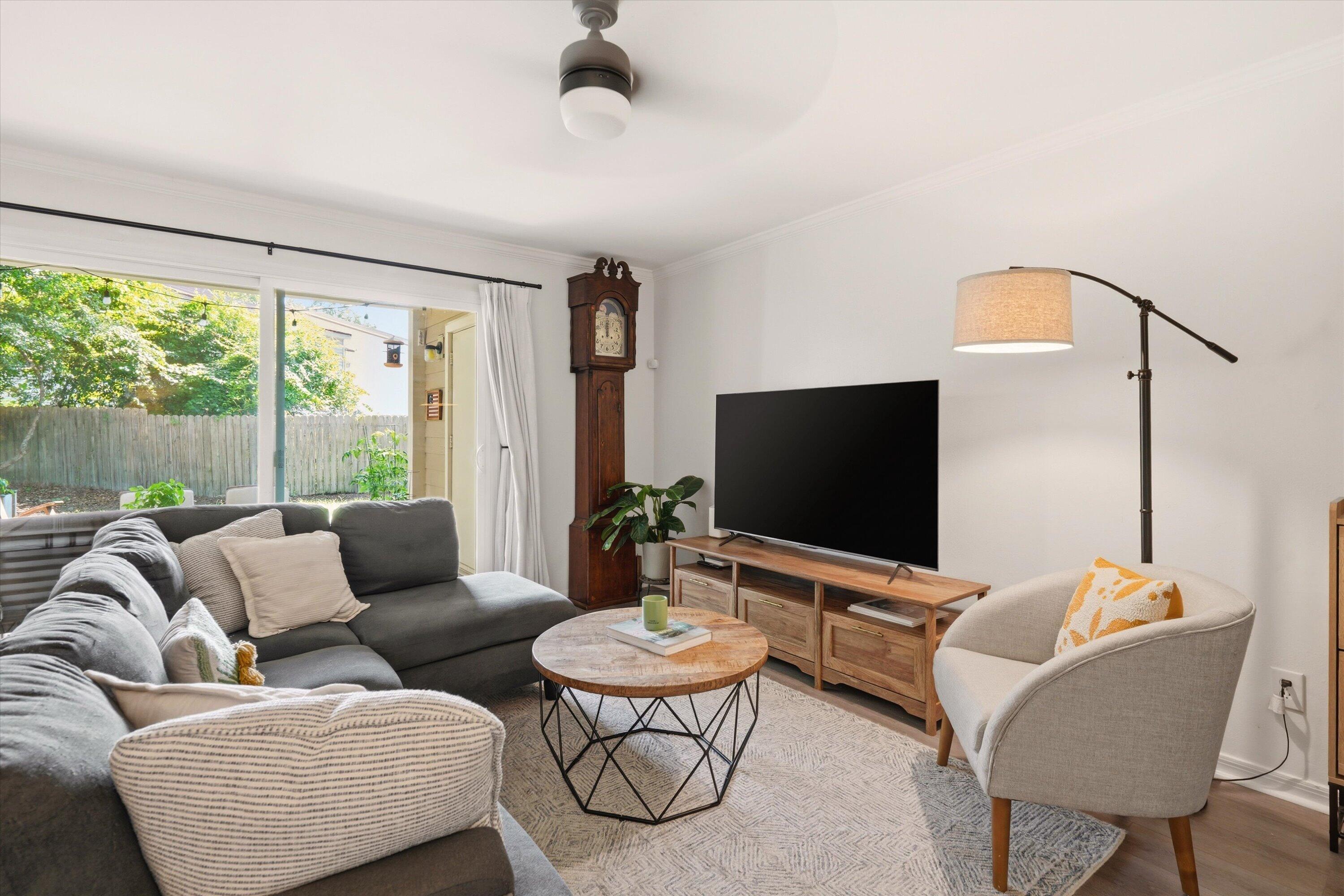 Image 4: Living Room