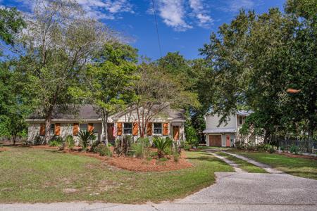 933 Lakeview Drive