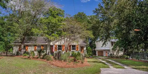 933 Lakeview Drive