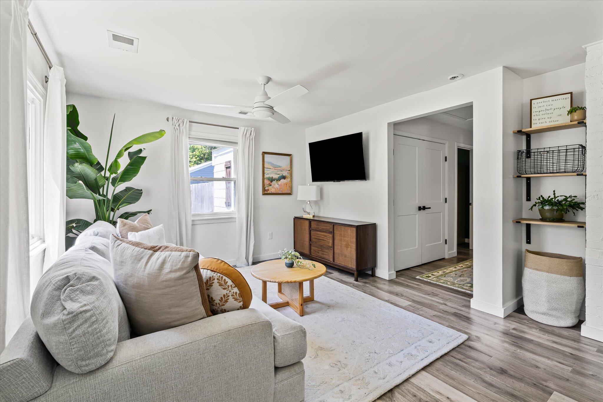Image 3: Living Room