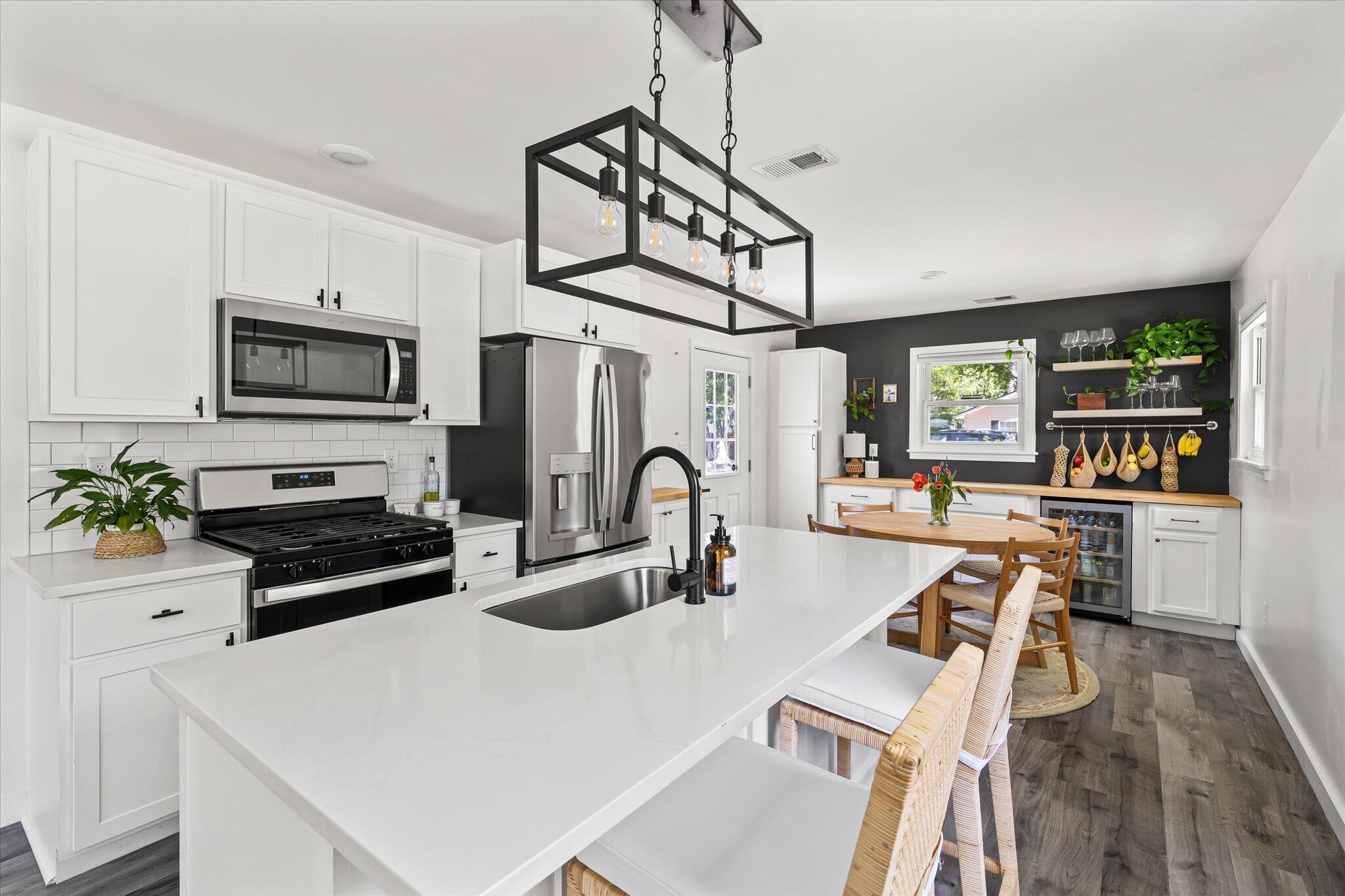 Image 4: Kitchen