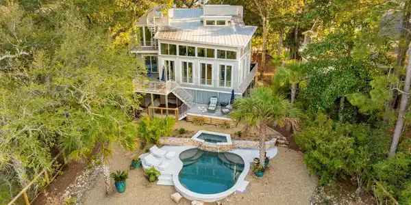608 W Beach Court