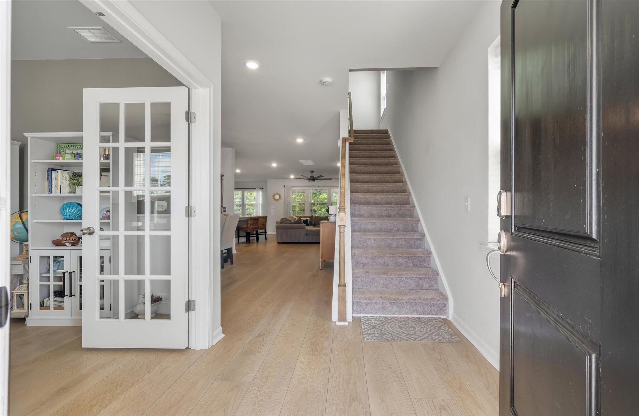 Image 3: FOYER