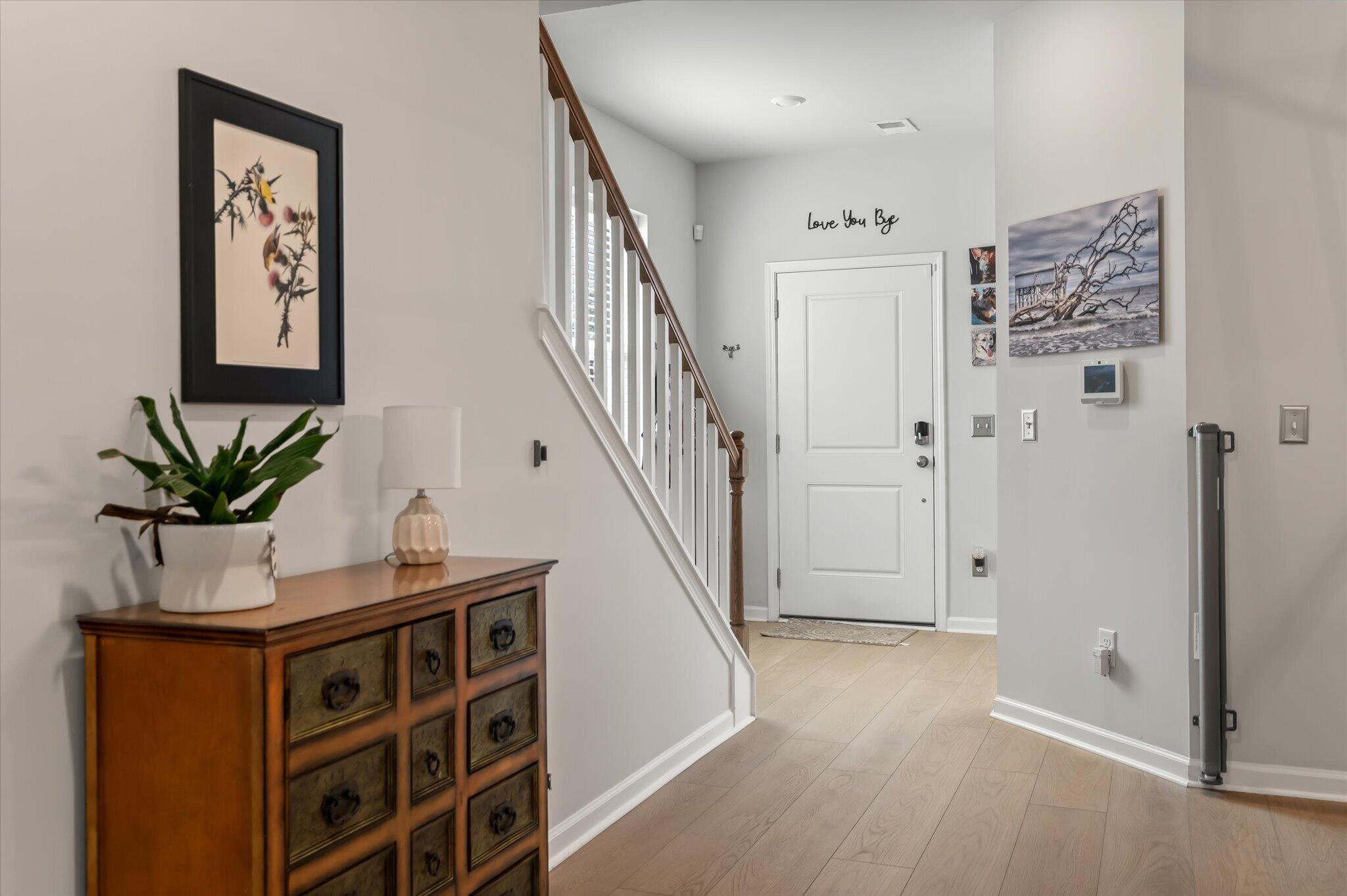 Image 4: FOYER 2