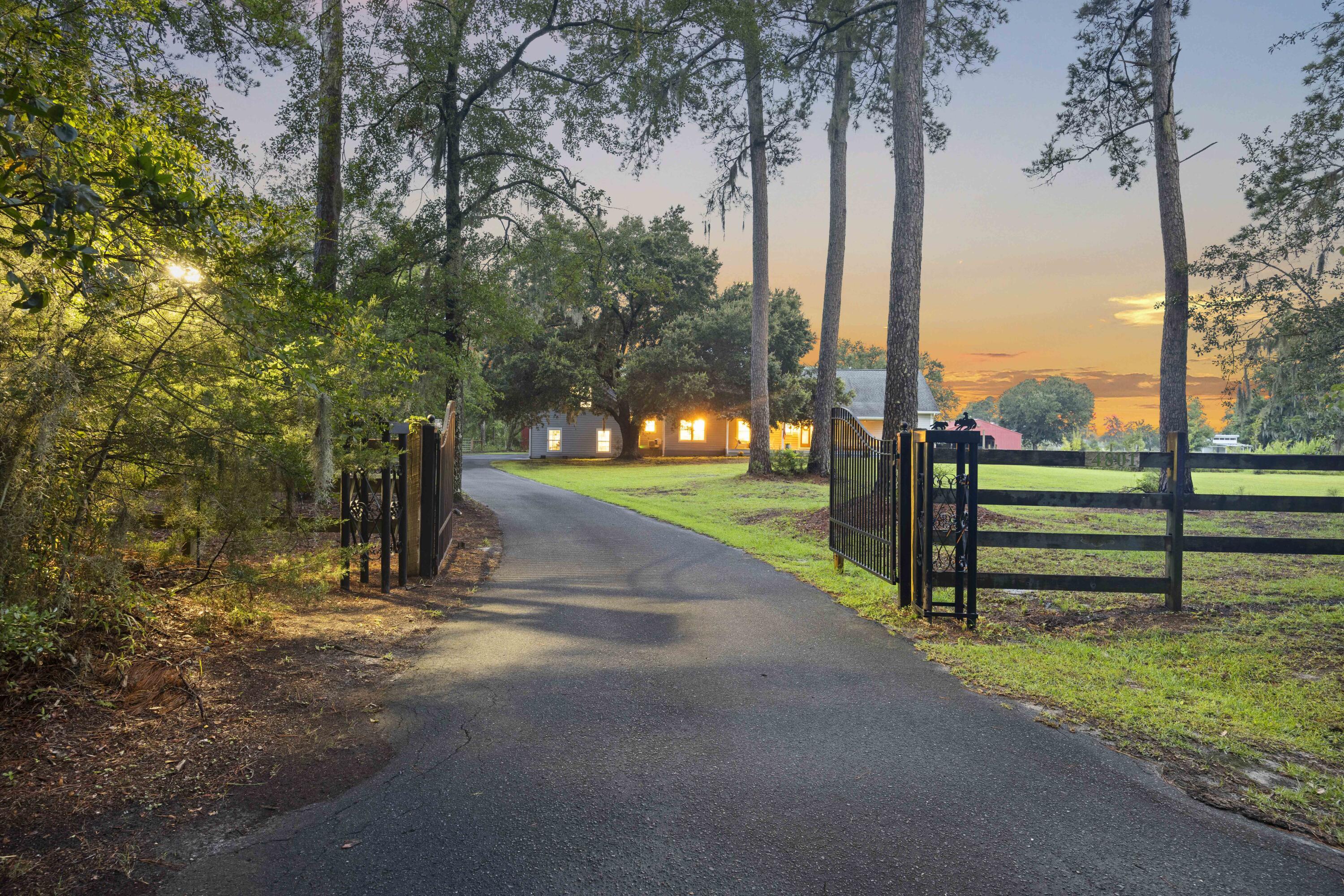 Image 2: private gate