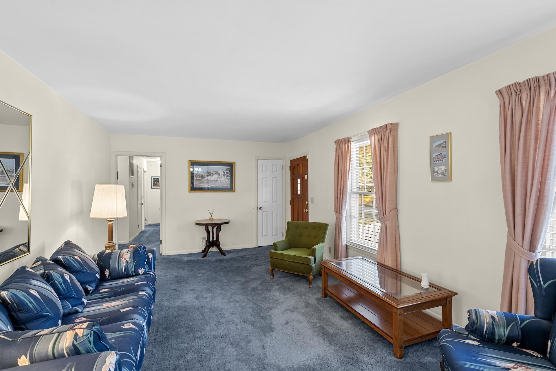 Image 4: Living Room