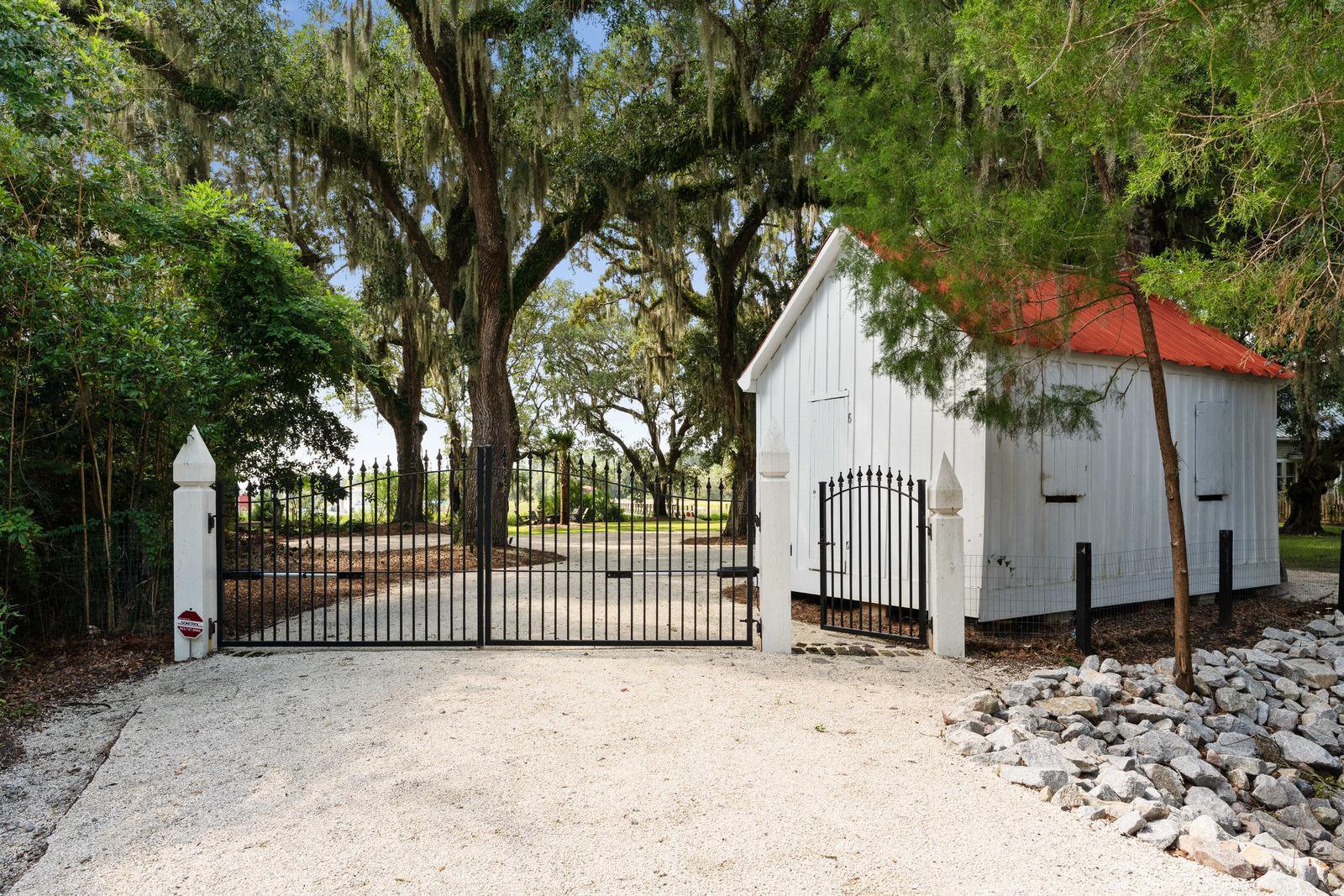 Image 2: Gate