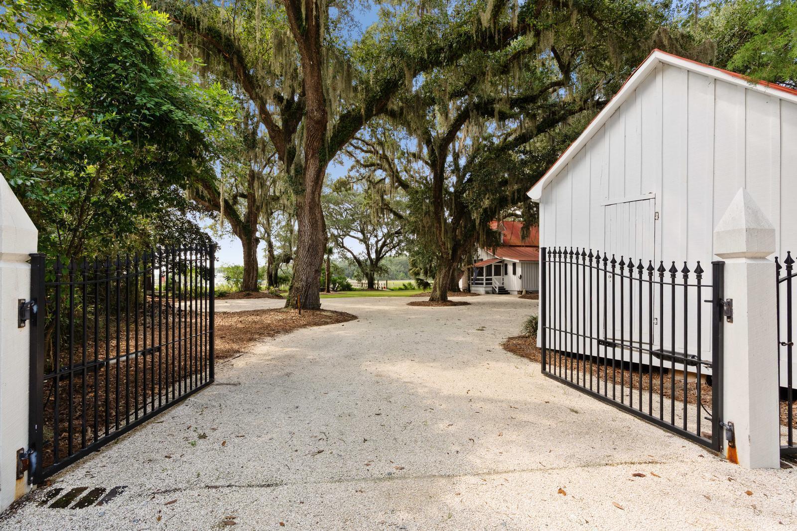Image 3: Gate