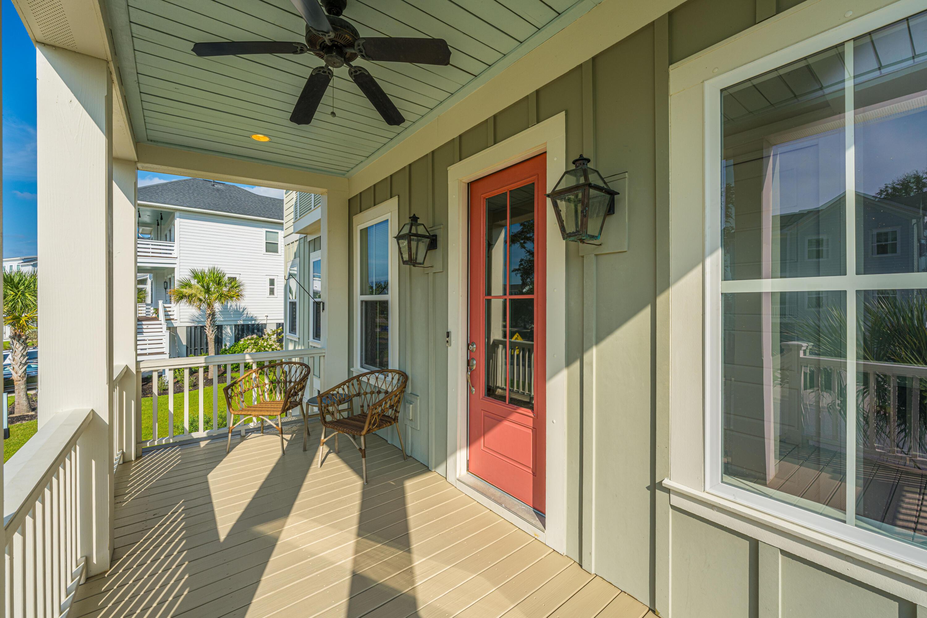 Image 3: Welcoming front porch