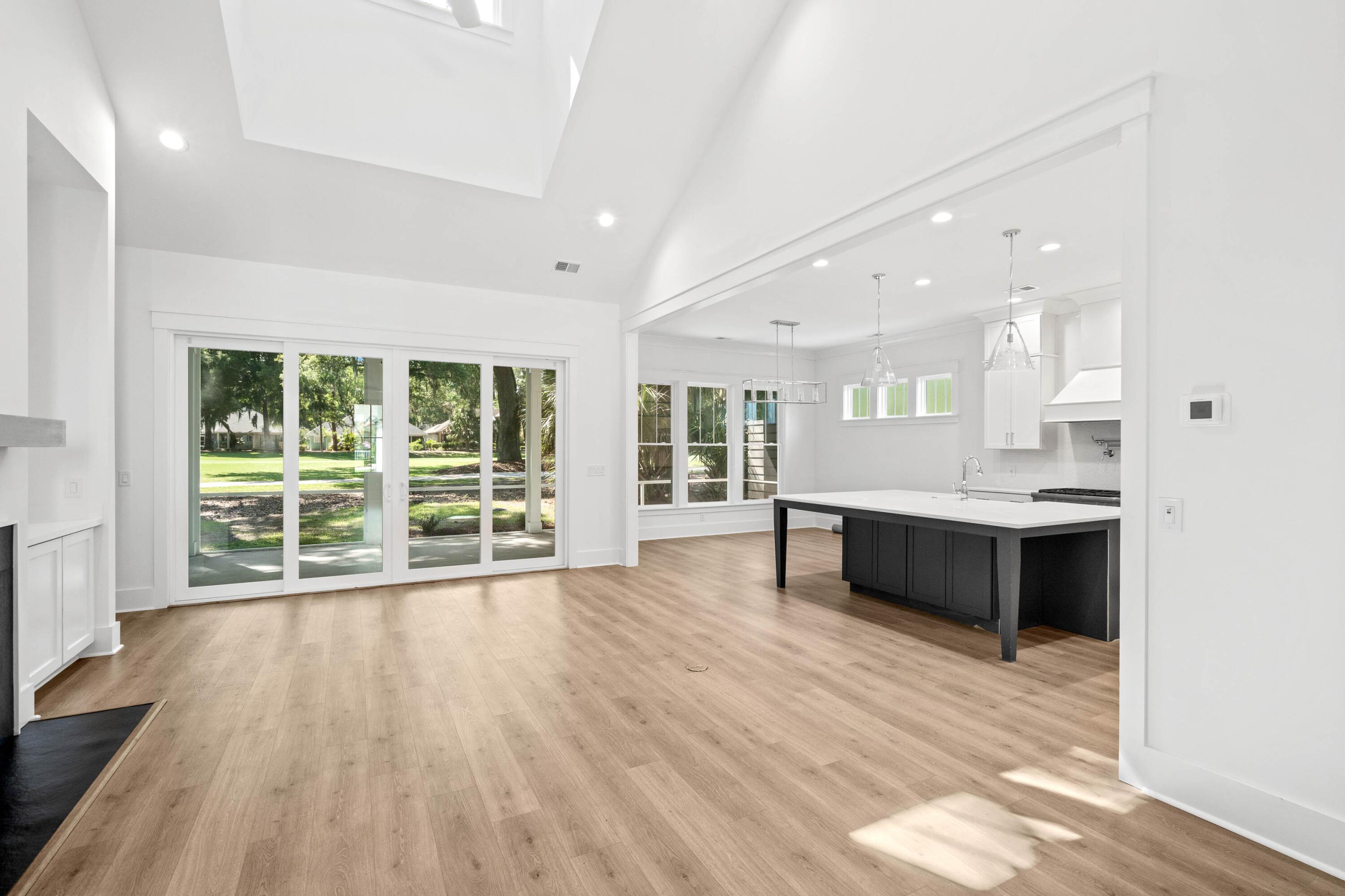 Image 3: Living room and kitchen