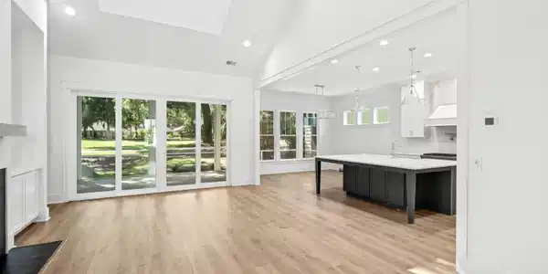 Image 3: Living room and kitchen