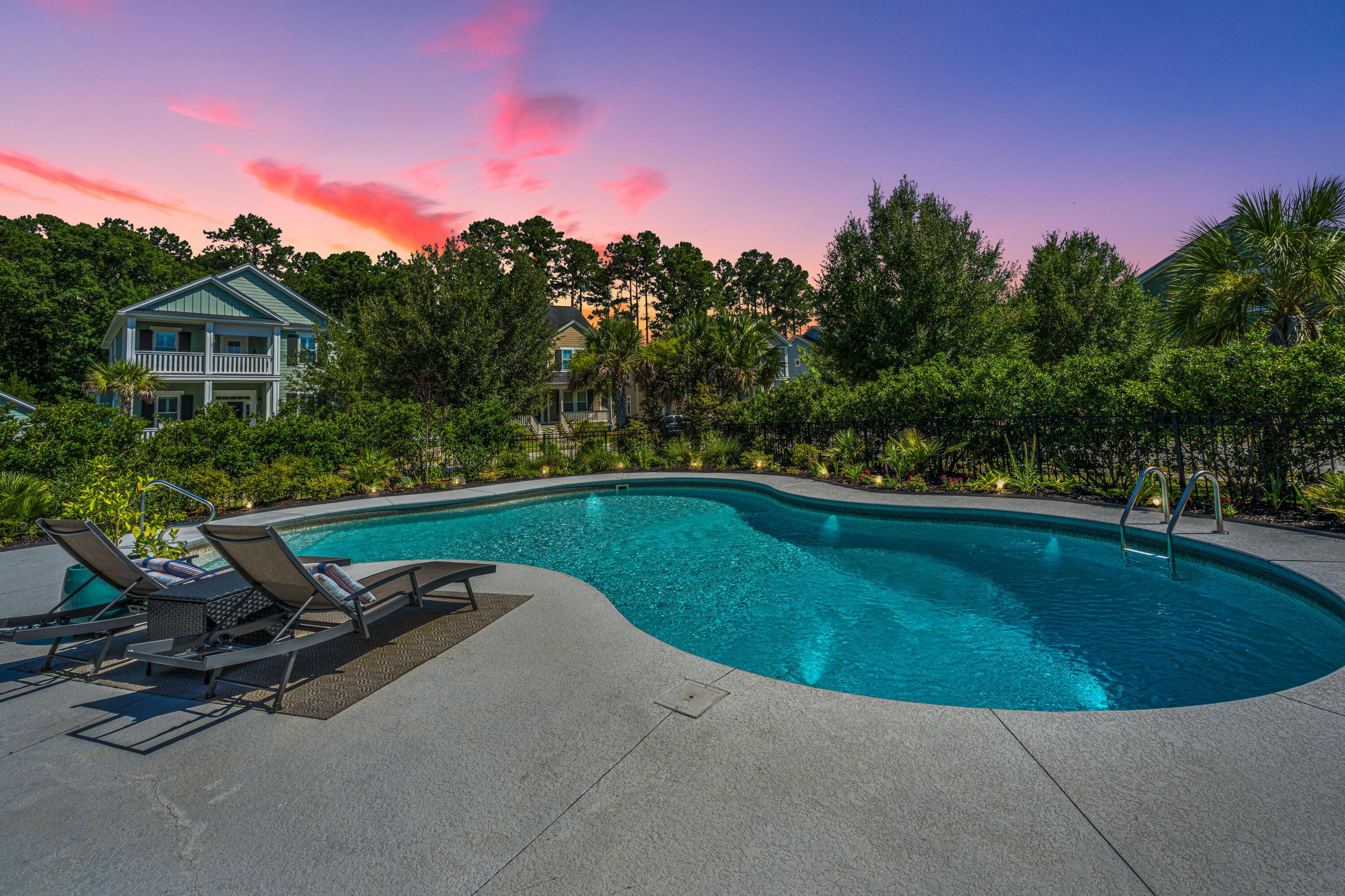 Image 3: Outdoor oasis is waiting