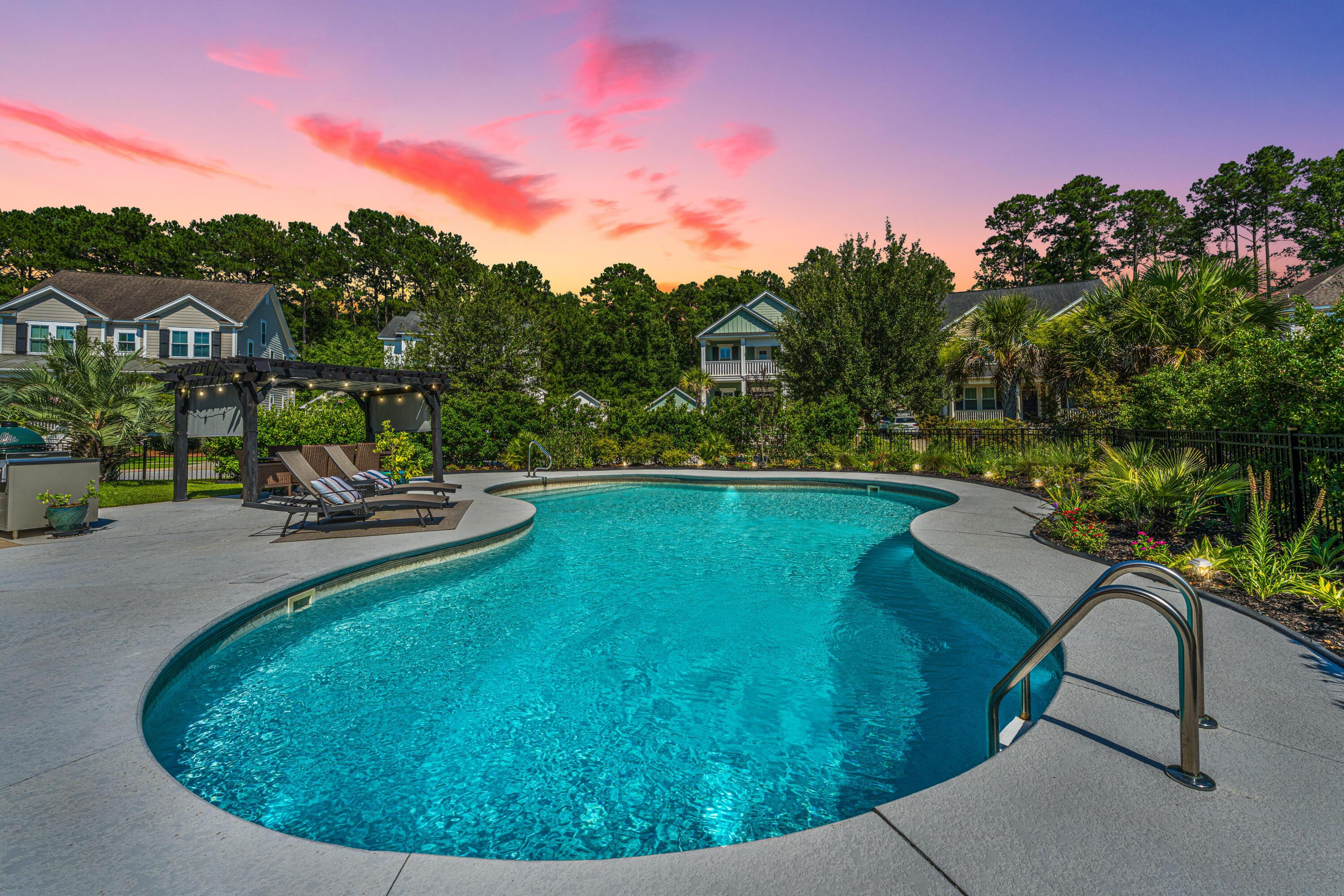 Image 4: Outdoor oasis is waiting