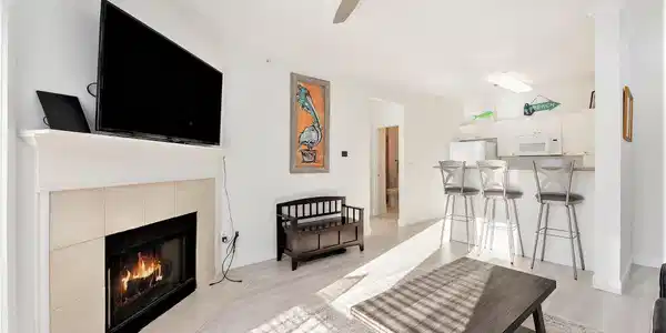 Image 4: Living Room to Kitchen View