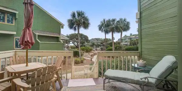 Image 4: Large back deck