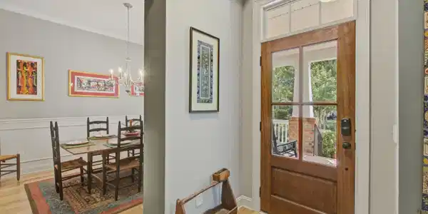 Image 4: Foyer