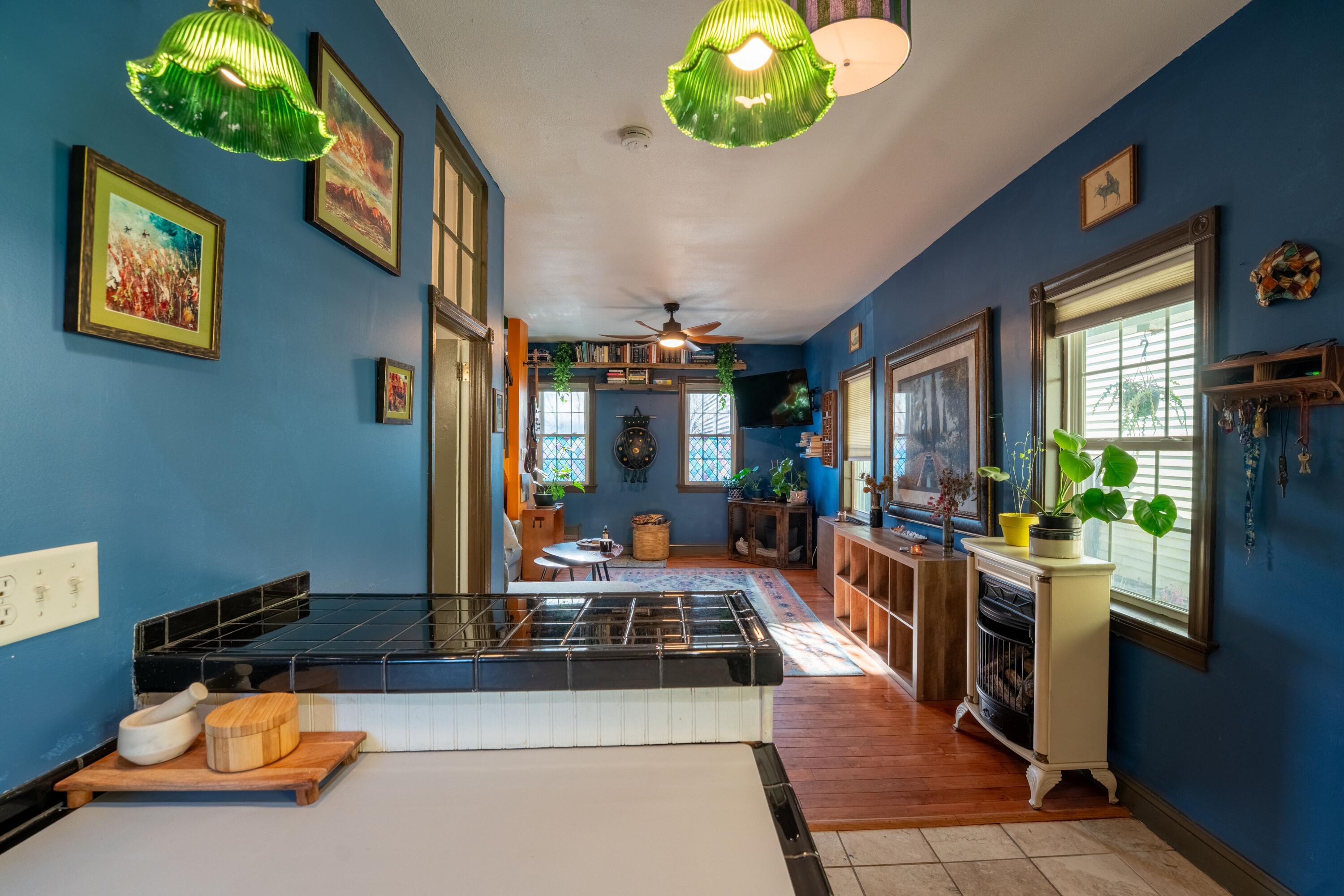 Image 1: 36.5 South kitchen to LR