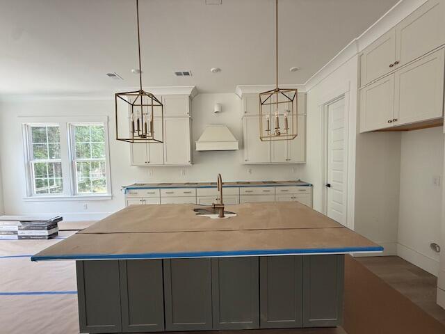 Image 3: Kitchen Island