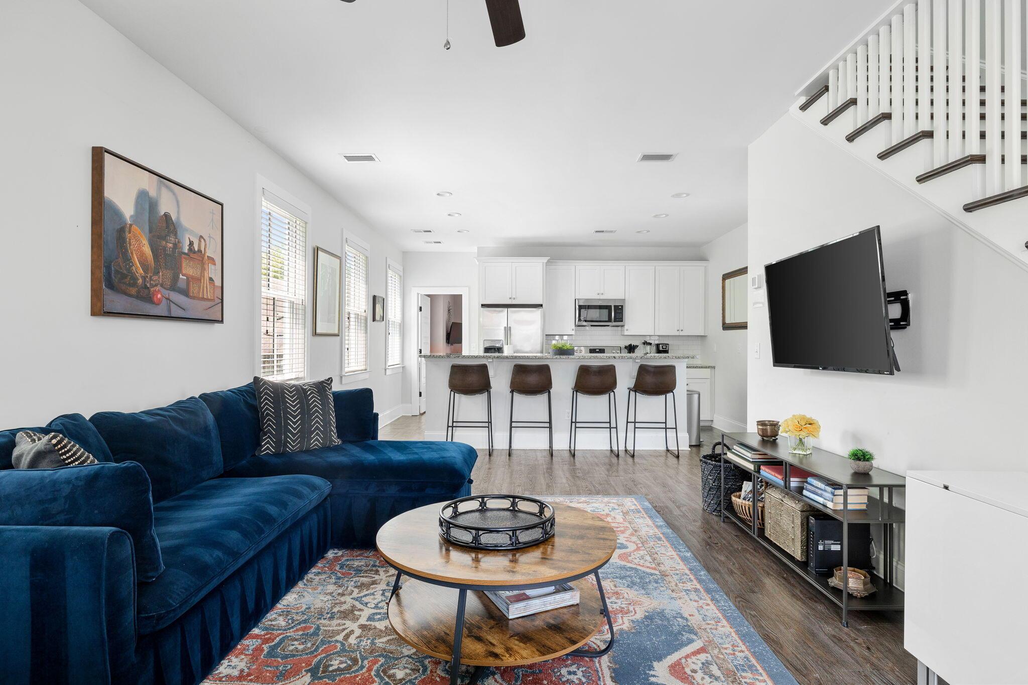 Image 4: Unit D living .