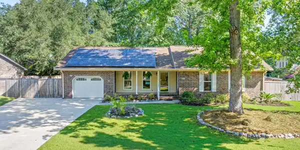 Image 2: 29HillcreekBlvd.NicoleBurbagePhoto-7