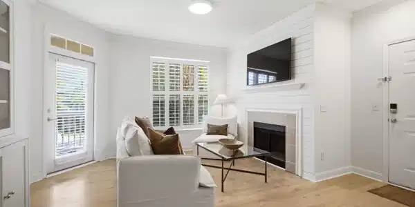 Image 3: Living Room