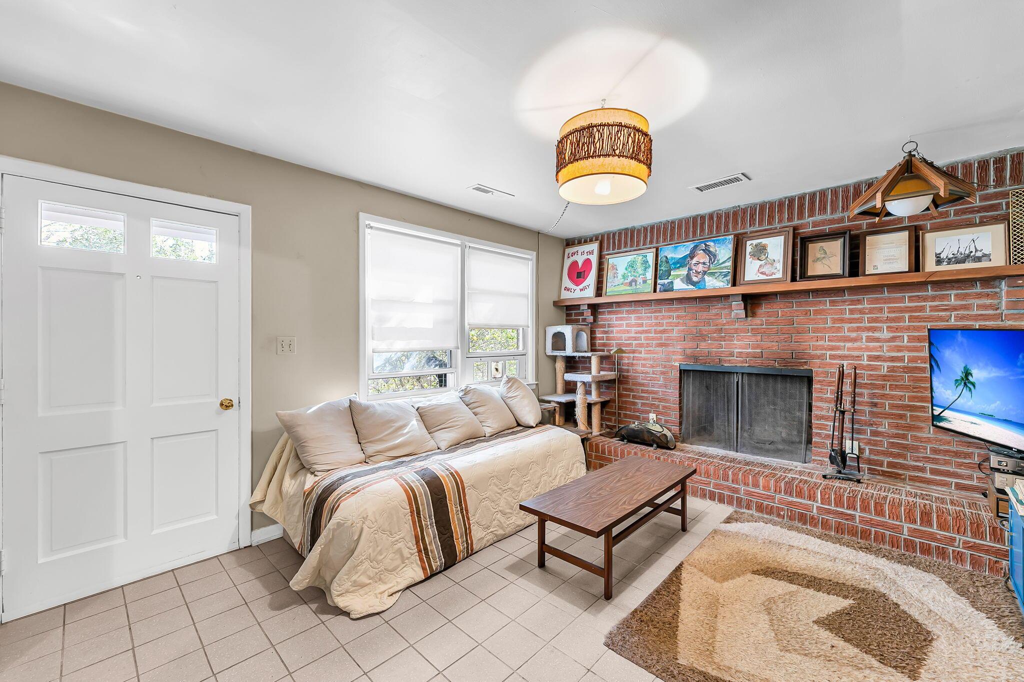 Image 2: CREM - 1514 Balsam St-15