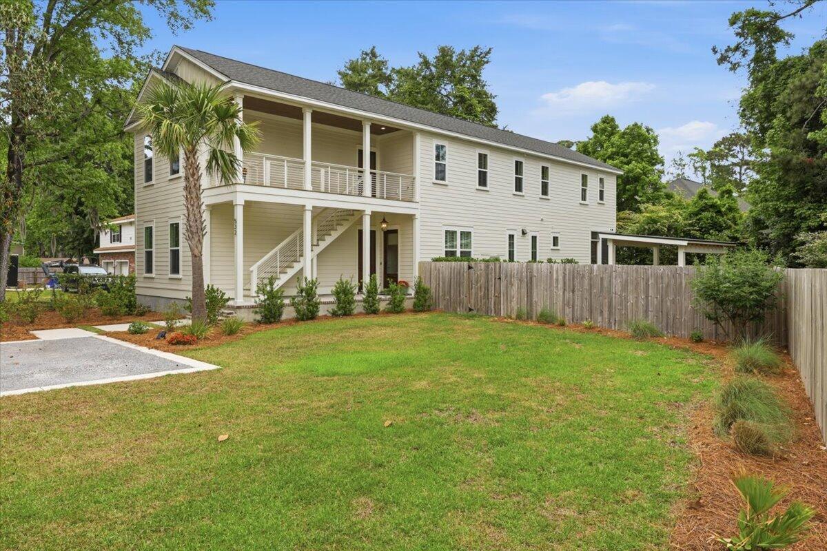 Image 4: 04-Front Yard