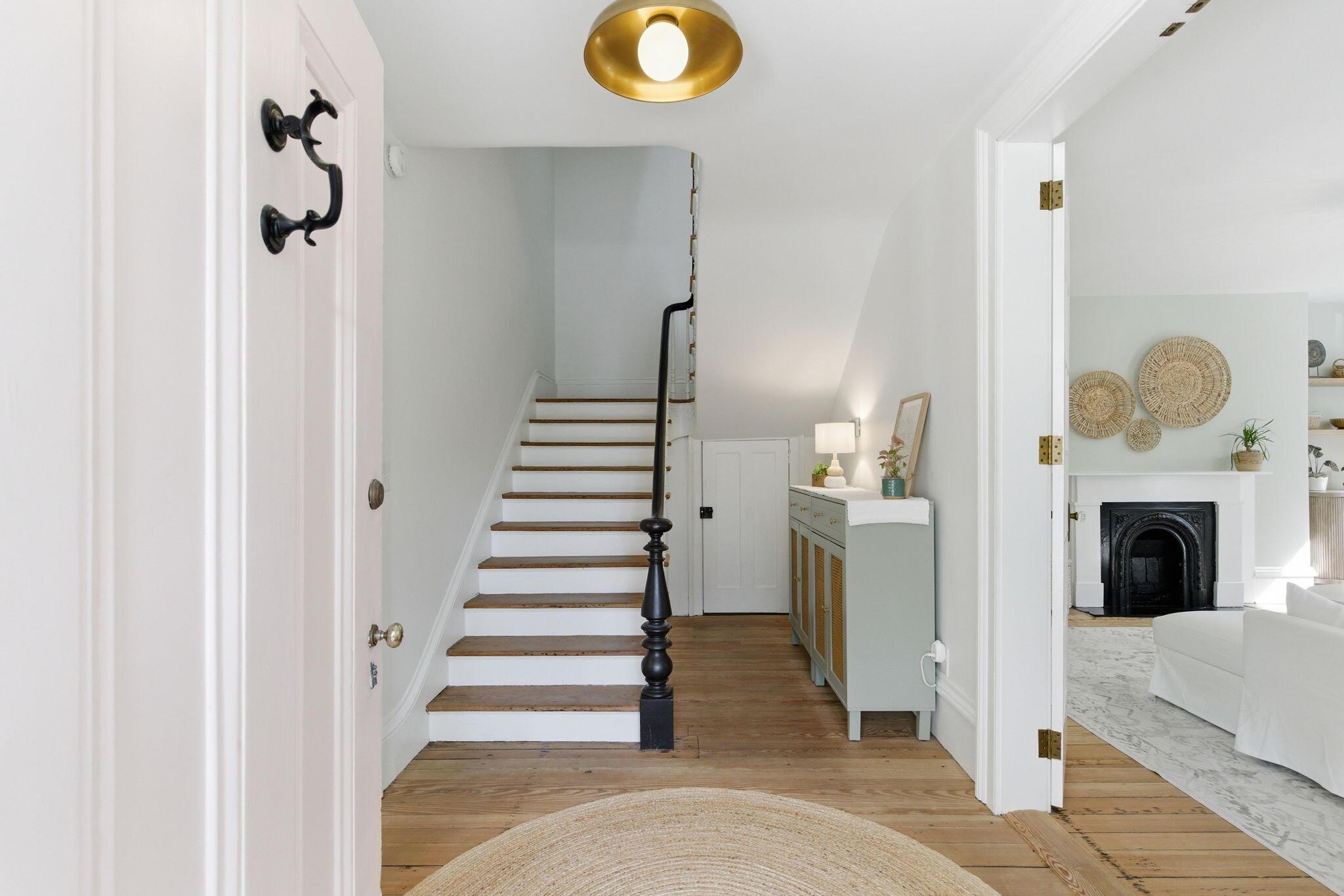 Image 4: Foyer