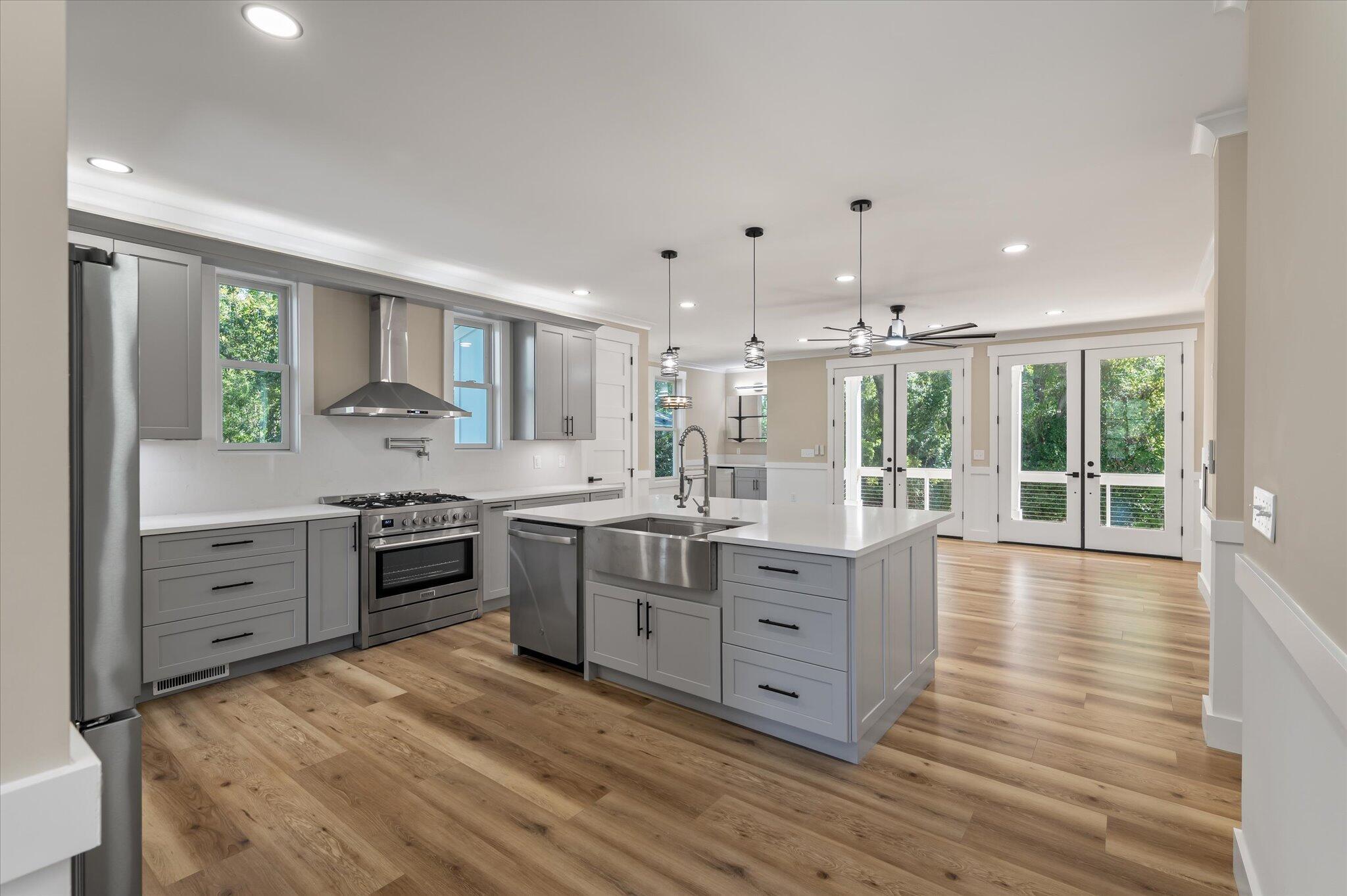 Image 4: kitchen