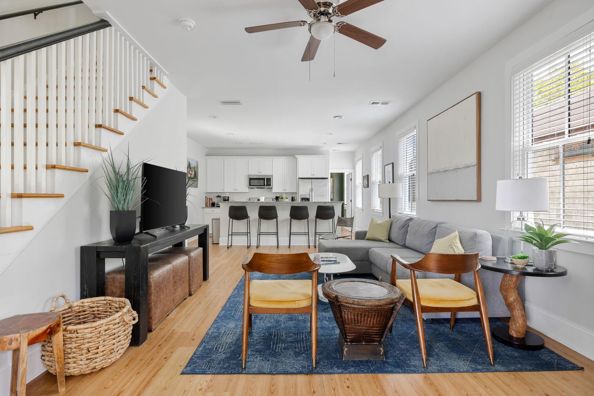 Image 4: Unit E - living and kitchen