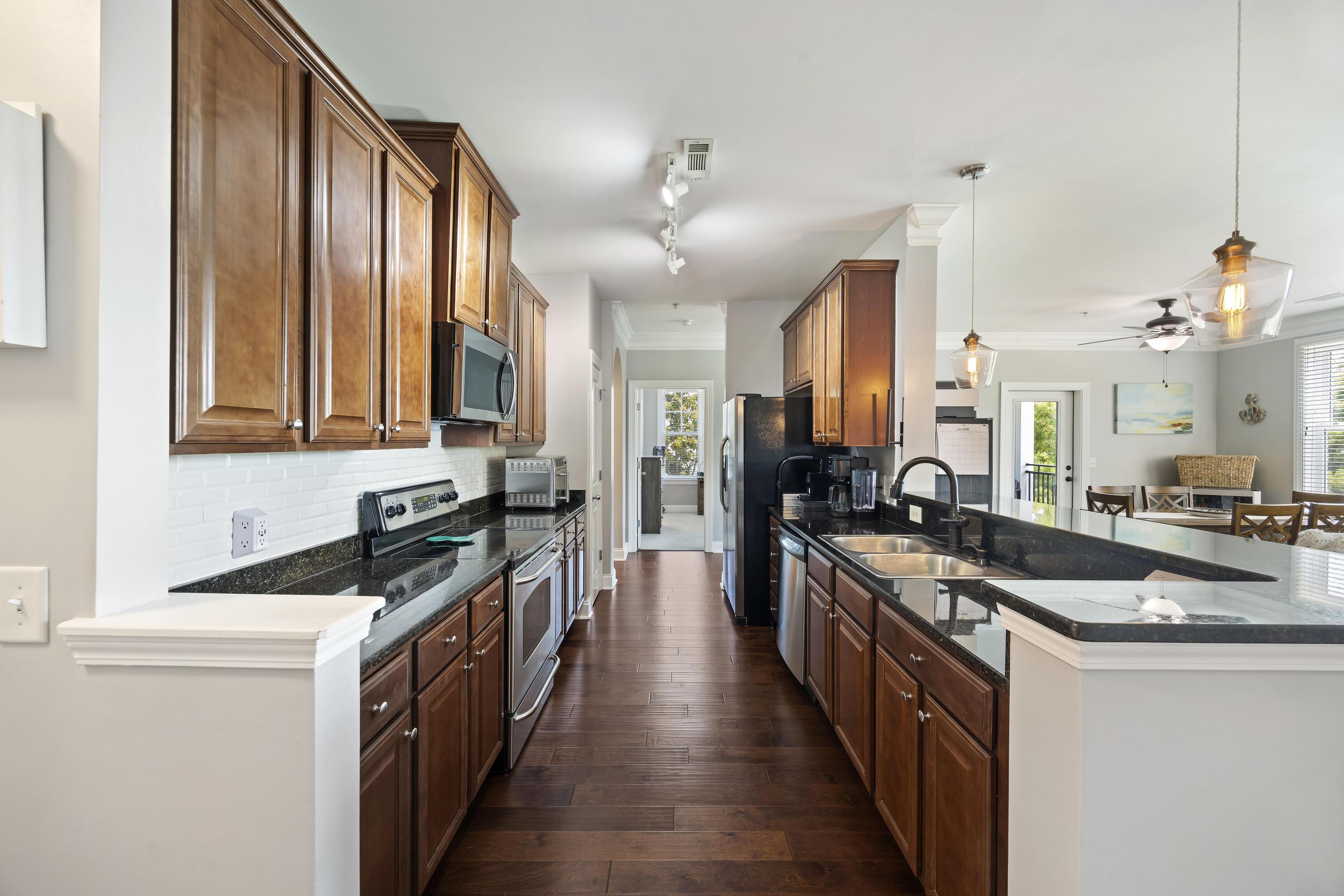 Image 3: Entertainer's kitchen