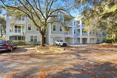 60 Fenwick Hall Allee Alley