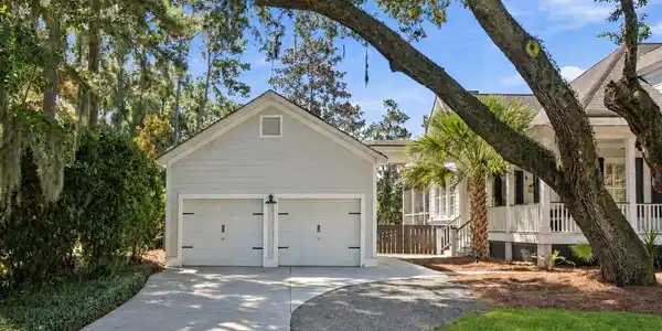 Image 4: 2 car garage