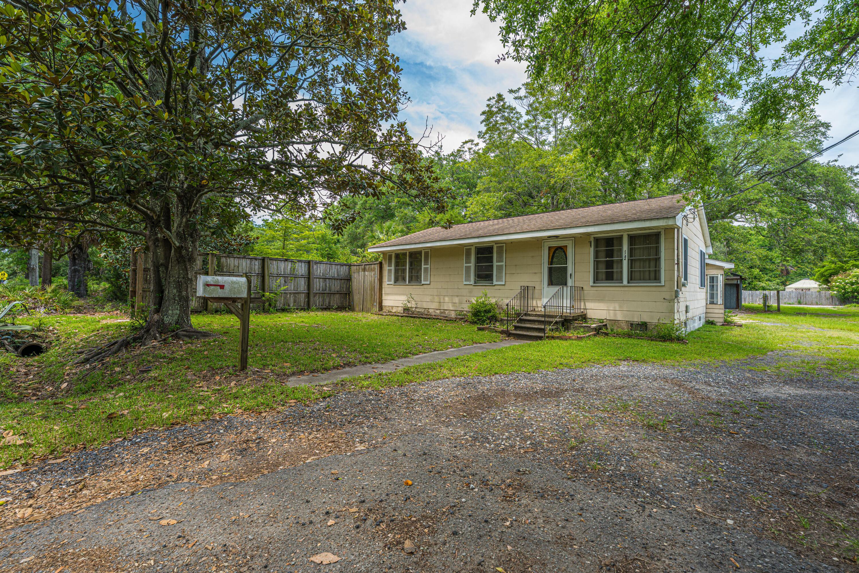 Image 1: 1182RussellDr001