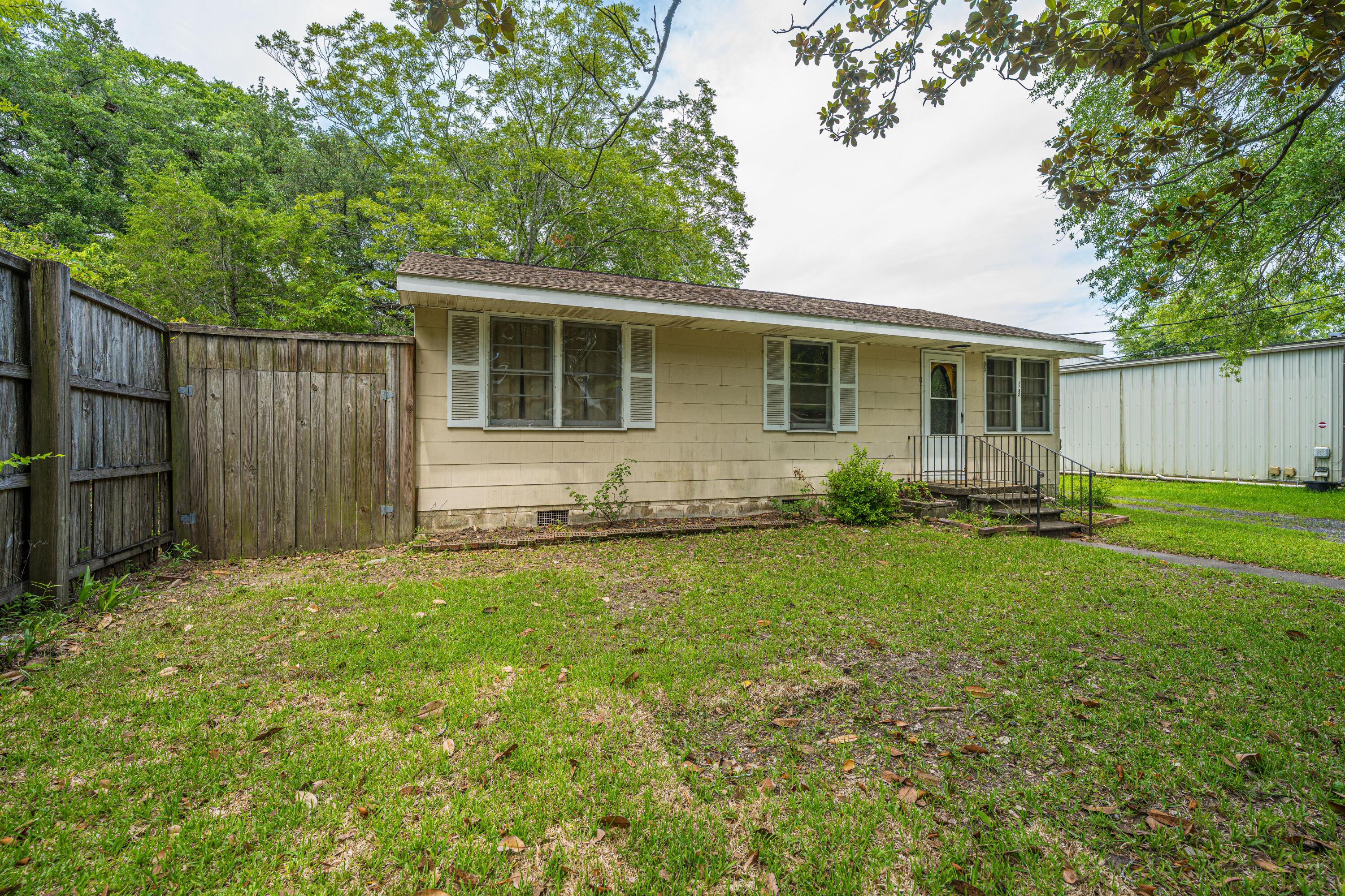 Image 2: 1182RussellDr002