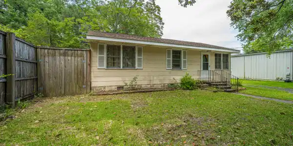 Image 2: 1182RussellDr002