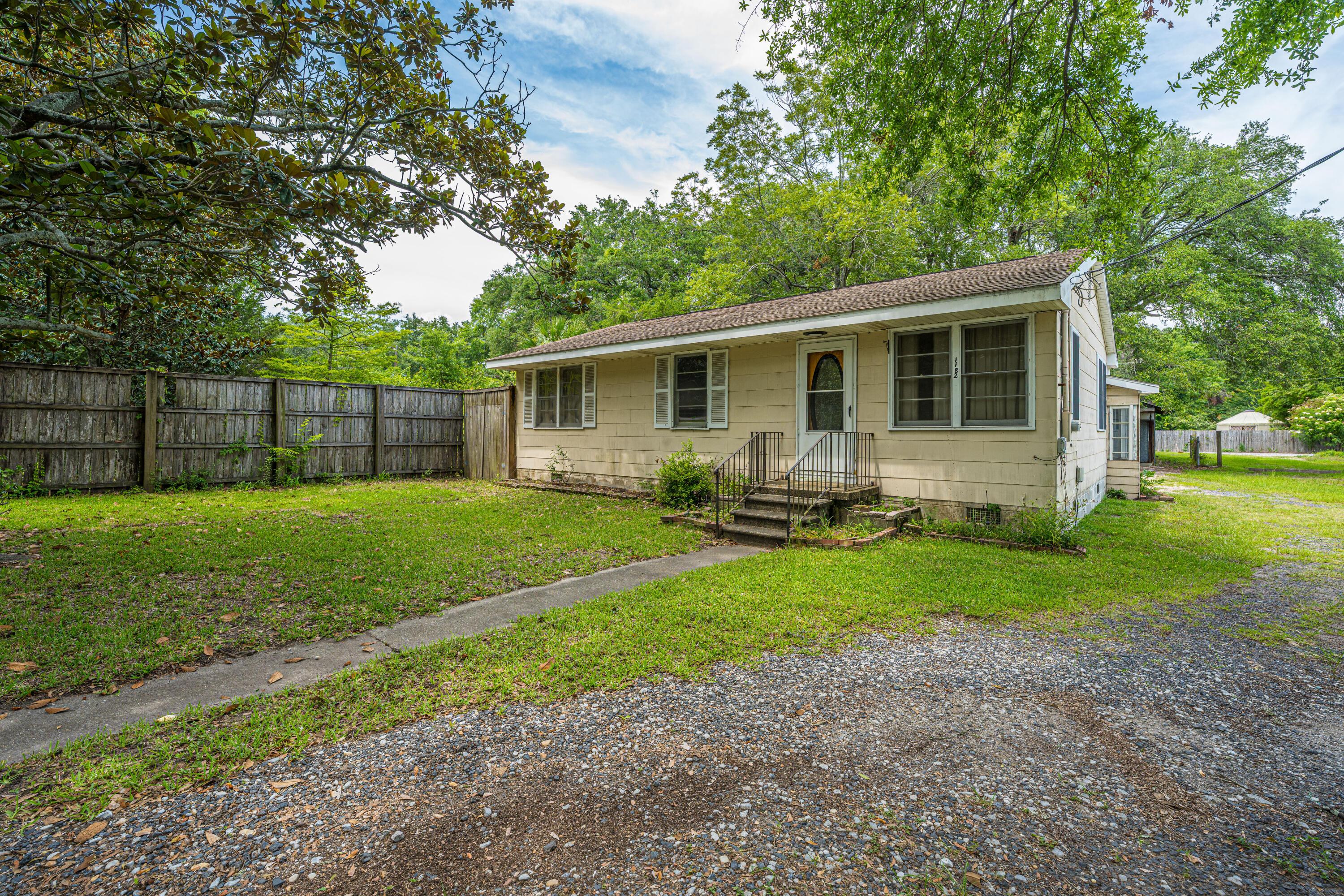 Image 3: 1182RussellDr003