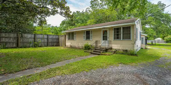 Image 3: 1182RussellDr003