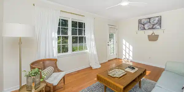Image 3: Spacious Living Room