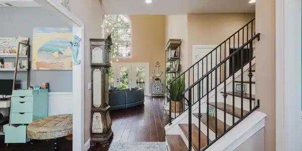 Image 3: 04 Foyer